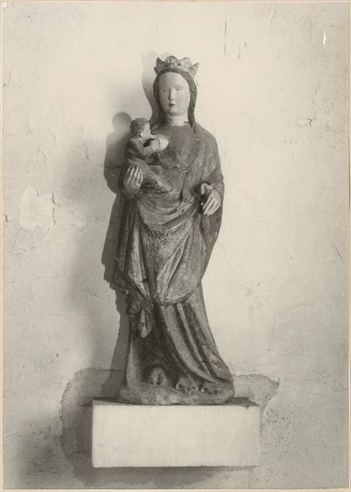 statue : Vierge à l'Enfant allaitant