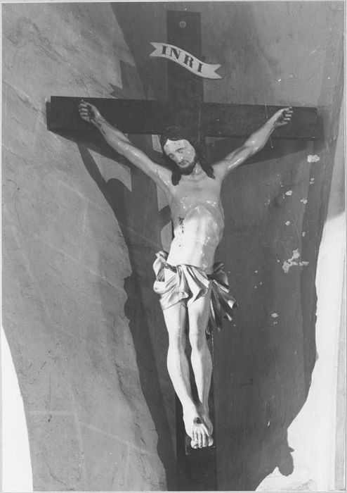 statue : Christ en croix