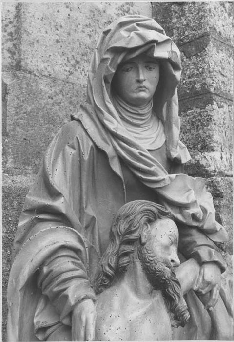 groupe sculpté : Vierge de Pitié, vue partielle