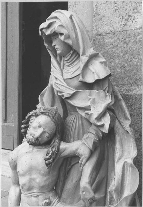 groupe sculpté : Vierge de Pitié, vue partielle
