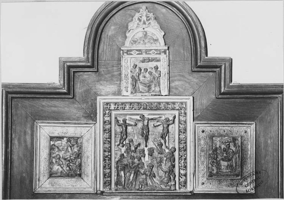 4 bas-reliefs et leurs cadres : la Présentation de Jésus au Temple, le Christ au Jardin des Oliviers, le Christ sur la croix entre les deux larrons, la Mise au tombeau