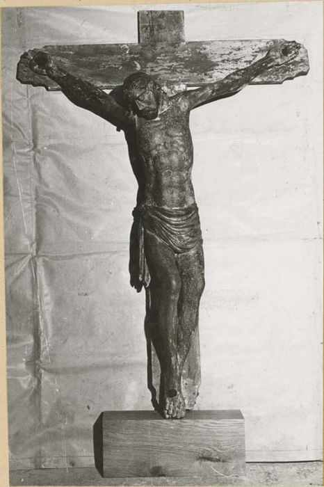 statue : Christ en croix