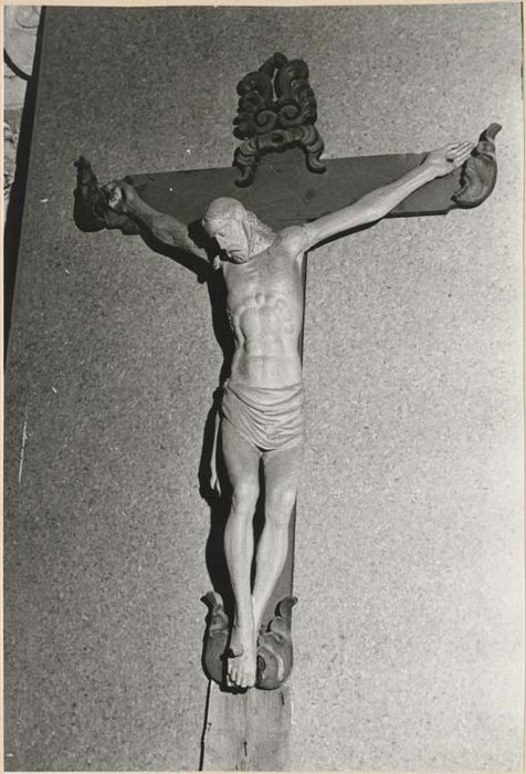 statue : Christ en croix