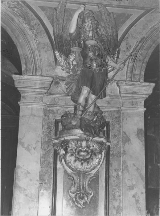 groupe sculpté, console : Saint Michel archange