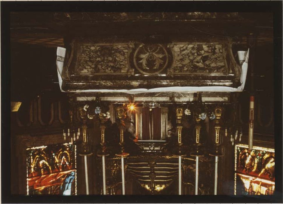 autel, tabernacle, chandeliers d'autel, croix d'autel (maître-autel et sa garniture, style Louis XV)