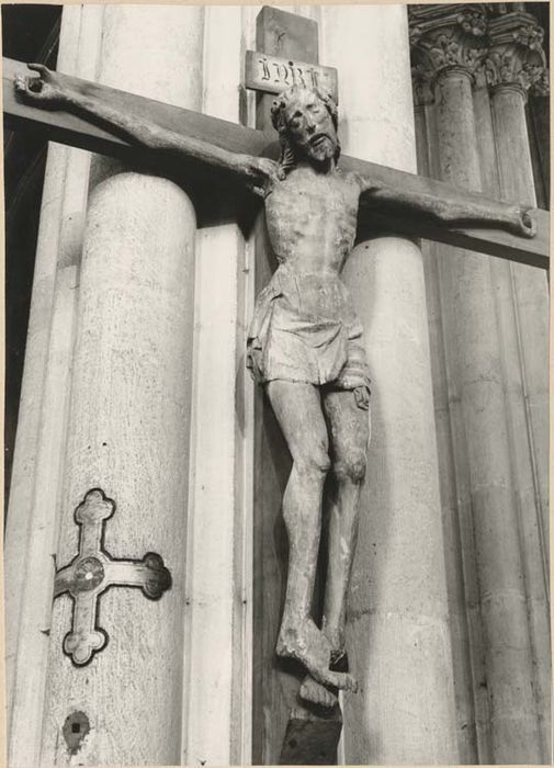 statue : Christ en croix