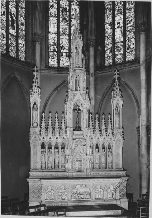 autel, tabernacle, retable (contre-table), statuettes (maître-autel, style néo-gothique)