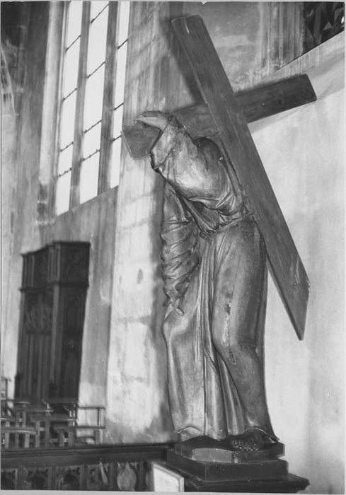 statue : le Christ portant sa croix