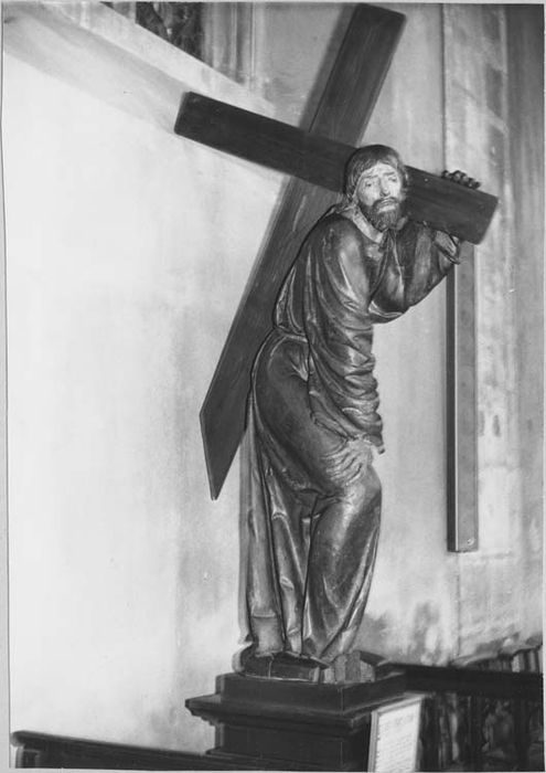 statue : le Christ portant sa croix