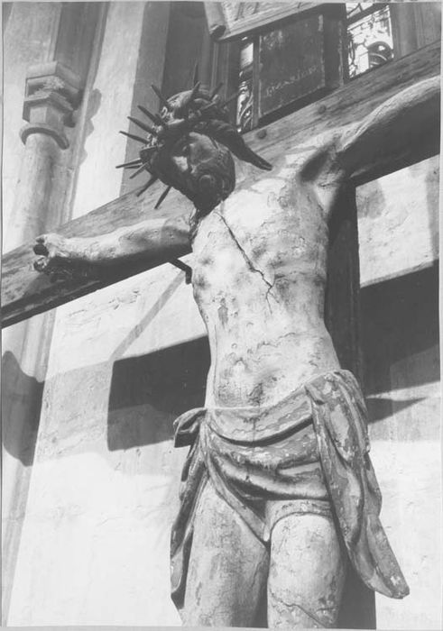 statue : Christ en croix, vue partielle