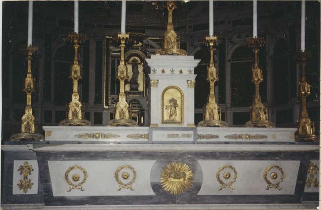 autel, gradin d'autel, tabernacle, chandeliers d'autel, croix d'autel (maître-autel et sa garniture