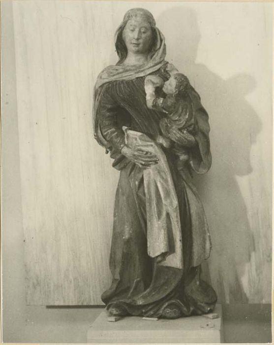 statue : Vierge à l'Enfant allaitant