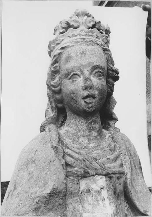 statue : Vierge à l'Enfant assise, vue partielle