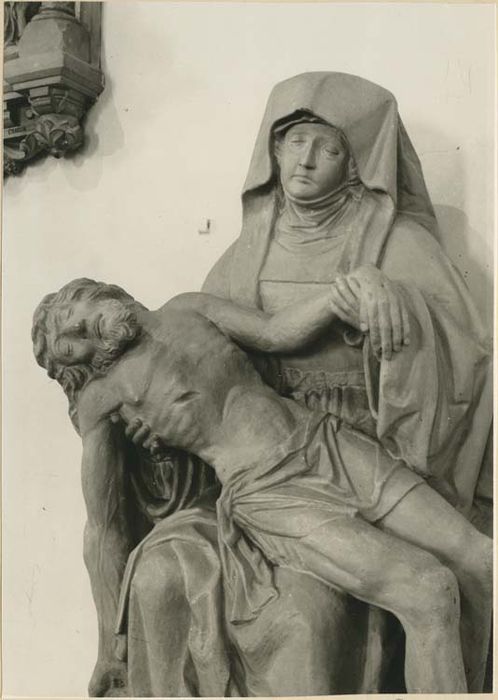 groupe sculpté : Vierge de Pitié, vue partielle