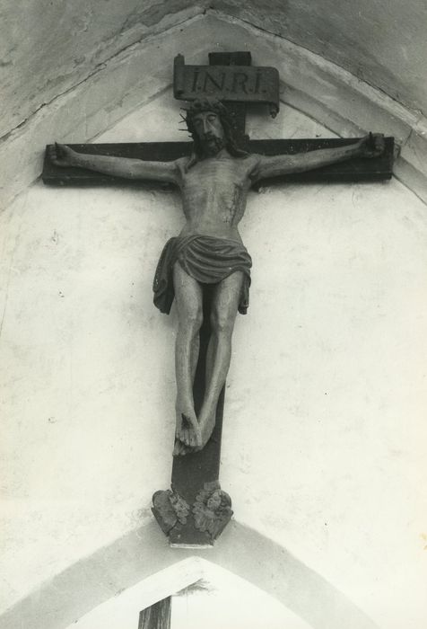 statue : Christ en croix