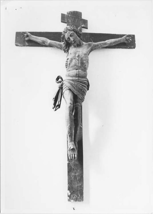 statue : Christ en croix
