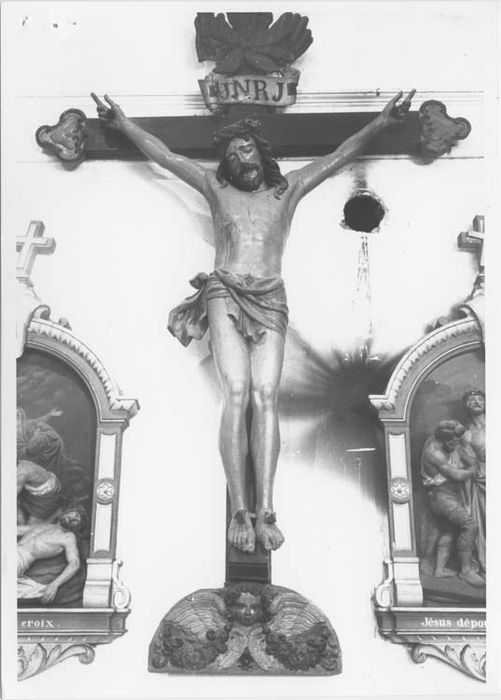 statue (figure colossale) : Christ en croix