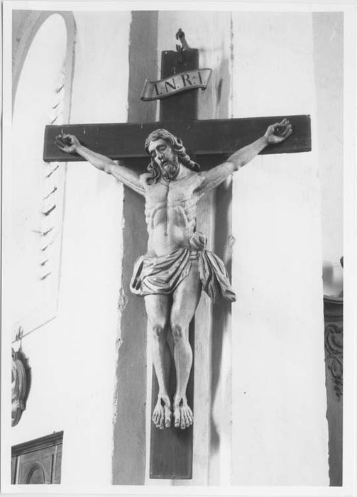 statue : Christ en croix