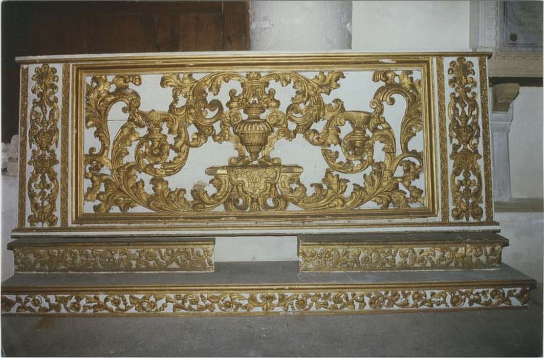 devant du maître-autel, deux gradins et tabernacle