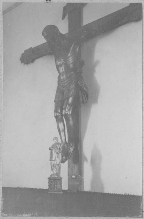 statue : Christ en croix