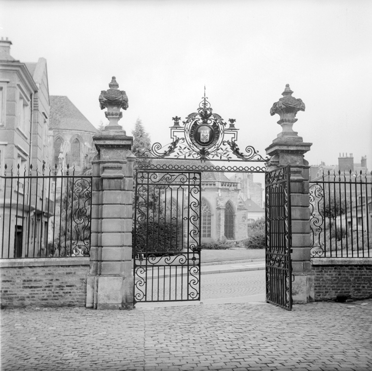 Grille à deux battants et fronton