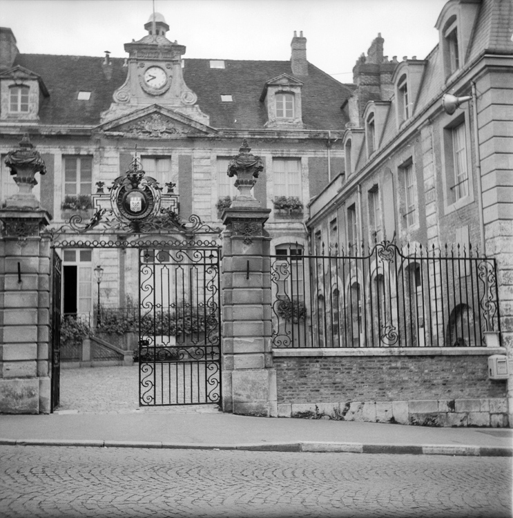 Grille à deux battants et fronton