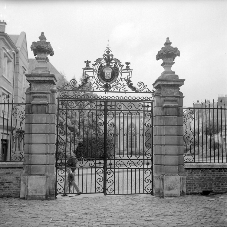 Grille à deux battants et fronton