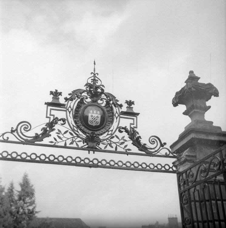 Grille, détail fronton