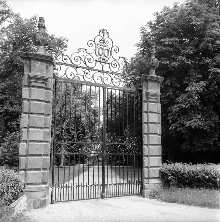 Grille à deux battants et fronton