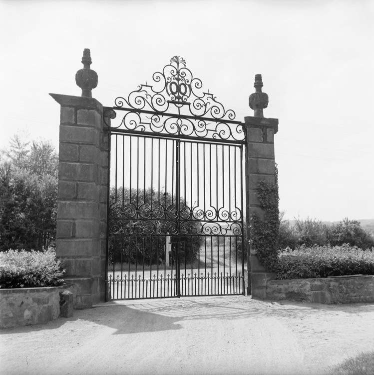 Grille à deux battants et fronton