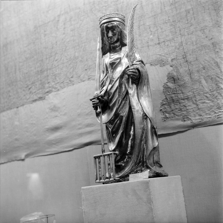 Eglise abbatiale, statue : personnage tenant un gril dans sa main droite