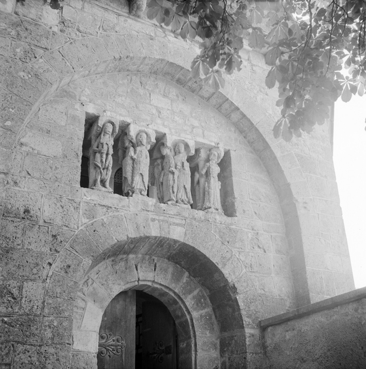Chapelle octogonale : fronton sculpté