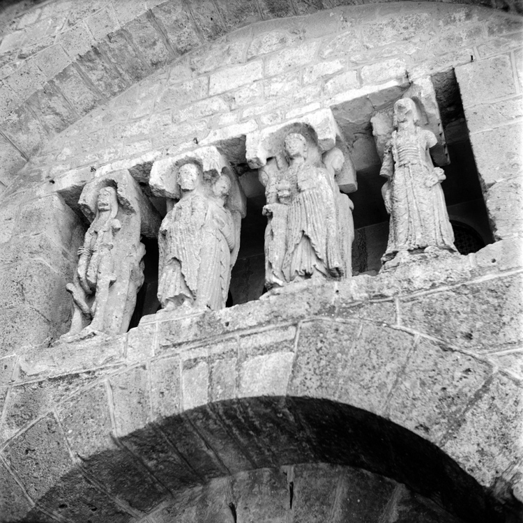 Chapelle octogonale : fronton sculpté