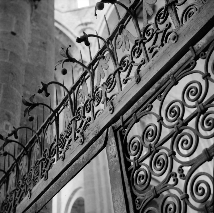 Eglise abbatiale, grille : couronnement avec herse porte-cierge