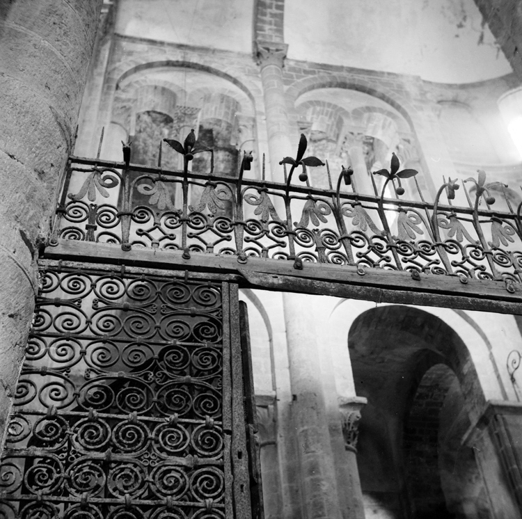 Eglise abbatiale, grille : couronnement avec herse porte-cierge