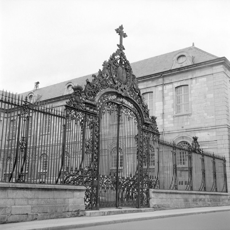 Grille avec fronton