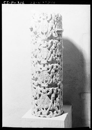 Fragment de fût de colonne sculpté, pierre : entrelacs et palmettes