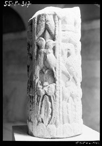 Fragment de fût de colonne sculpté, pierre blanche : oiseaux