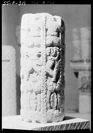 Fragment de fût de colonne sculpté, pierre