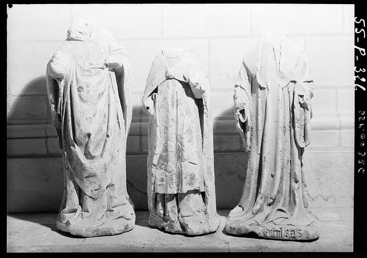 Trois statues décapitées en tuffeau : abbés