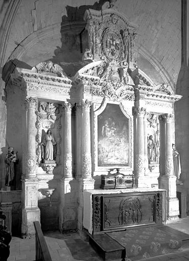 Chapelle nord : retable en pierre sculptée d'époque Renaissance