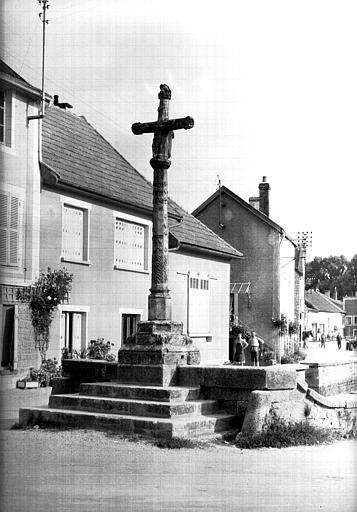 Croix en pierre sur le pont du canal : face