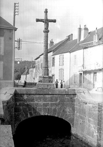 Croix en pierre sur le pont du canal : revers