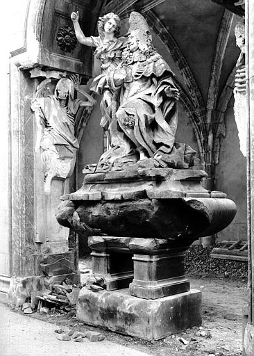 Monument funéraire en marbre de Monsieur de la Vrillère, dommages de guerre : ensemble face