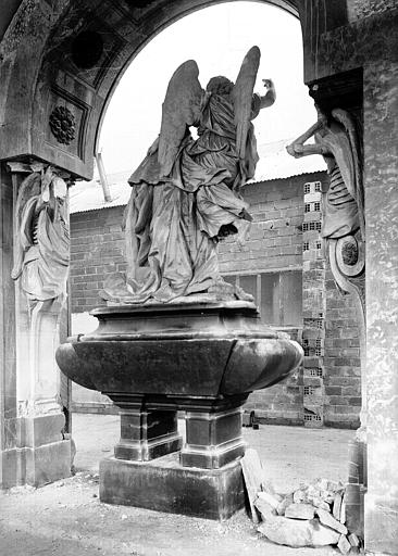 Monument funéraire en marbre de Monsieur de la Vrillière, dommages de guerre : ensemble postérieur