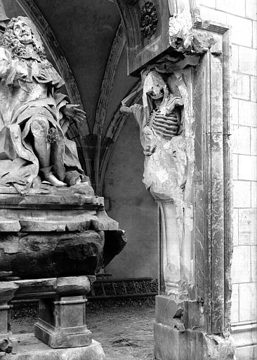 Monument funéraire en marbre de Monsieur de la Vrillère, dommages de guerre : cariatide à dextre