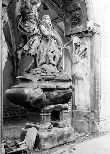 Monument funéraire en marbre de Monsieur de la Vrillère, dommages de guerre : cariatide à senestre