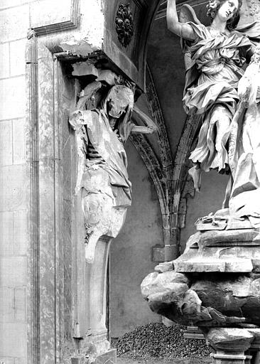 Monument funéraire en marbre de Monsieur de la Vrillère, dommages de guerre : cariatide à senestre