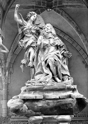 Monument funéraire en marbre de Monsieur de la Vrillère, dommages de guerre : groupe de la Vrillière et de l'ange