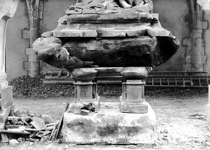 Monument funéraire en marbre de Monsieur de la Vrillère, dommages de guerre : socle